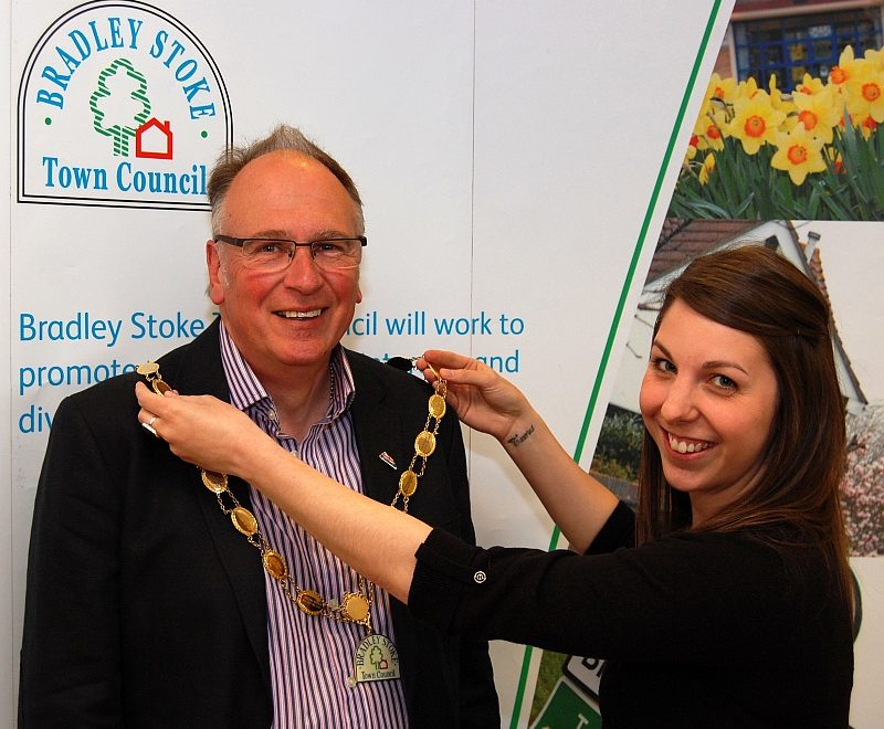 Cllr Brian Hopkinson receives the mayoral chain.