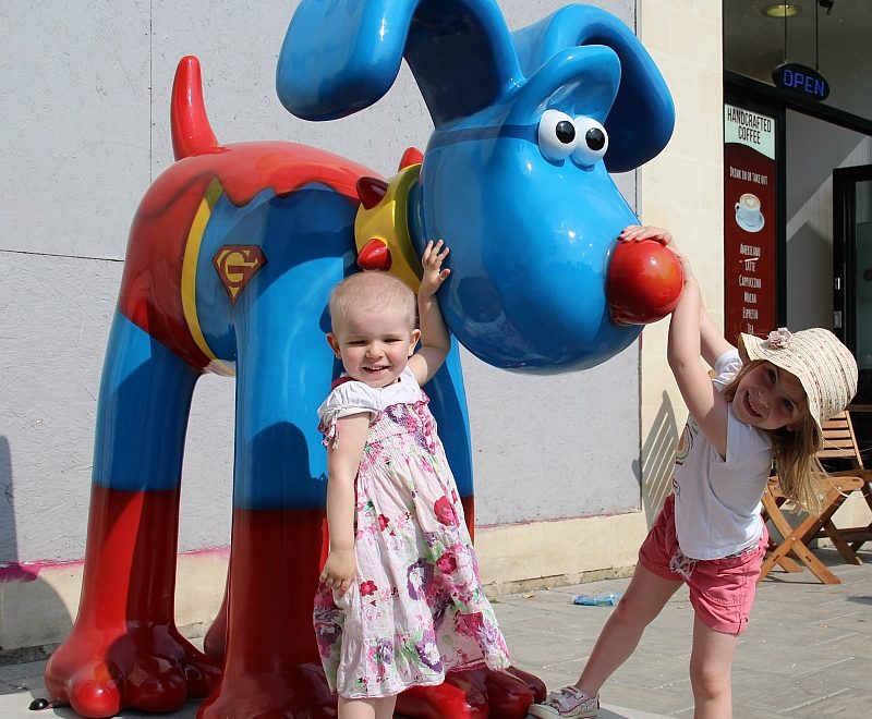 Jessica Abrahams and sister Zoe visit the 'Hero' Gromit at Bristol Harbourside.