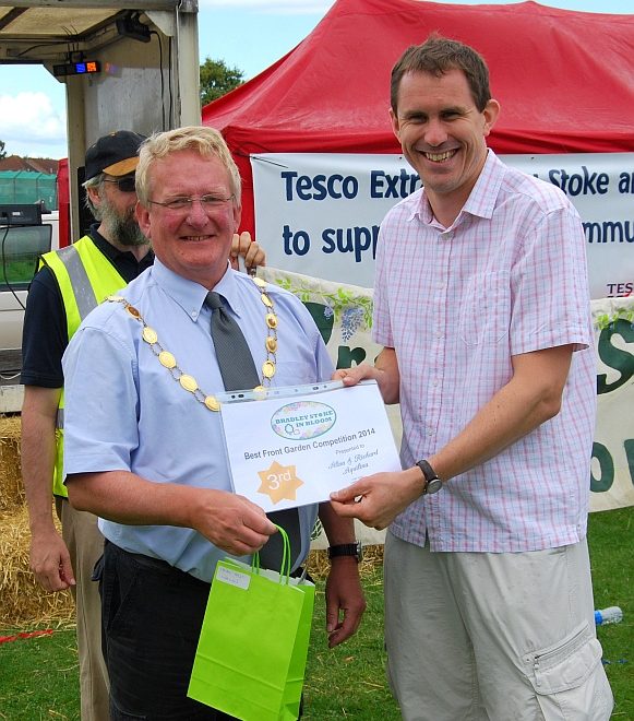 Richard Aquilina (right) receives the 2014 Bradley Stoke in Bloom 'Best Front Garden' 2nd place award from Cllr John Ashe (Mayor of Bradley Stoke).