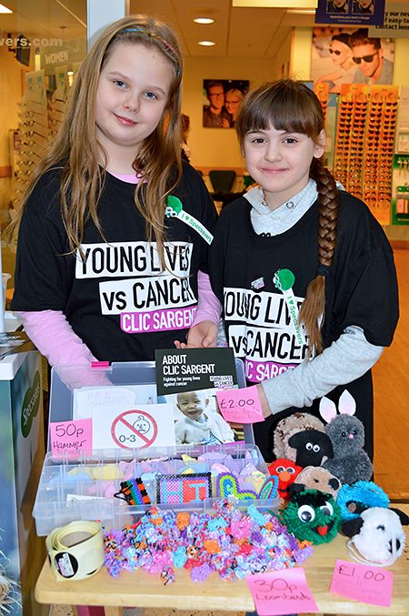 Photo of Karolina and Anya selling their products.