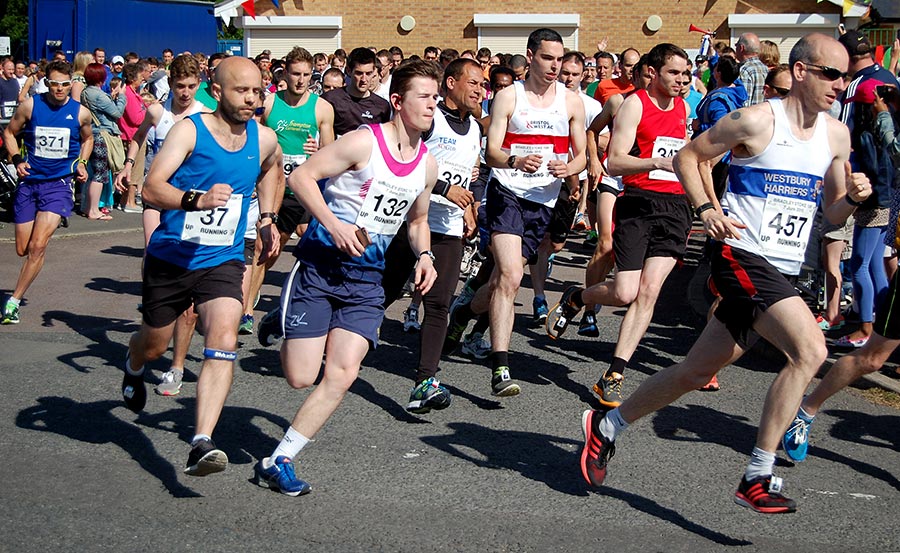 Photo of a large group of runners.
